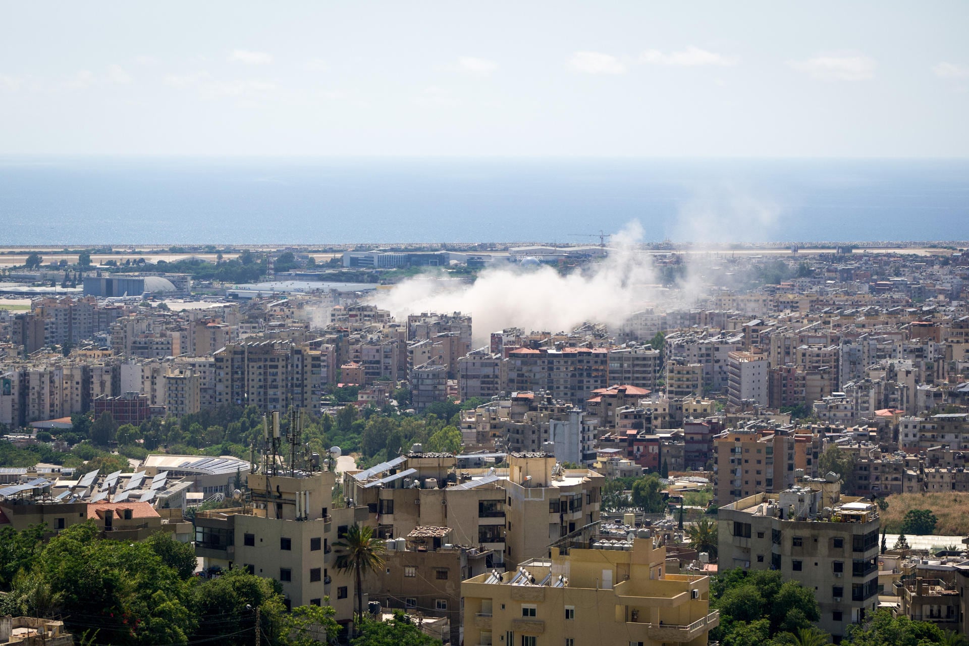 El primer ministro de Israel, Benjamín Netanyahu, anunció este domingo en un comunicado que sus fuerzas armadas han bombardeado los suburbios del sur de Beirut, conocidos como Dahye y bastión del grupo chií Hezbolá, siendo el primer ataque contra la capital libanesa desde el acuerdo de un nuevo alto el fuego en Washington el jueves. (EFE/Edgar Gutiérrez)