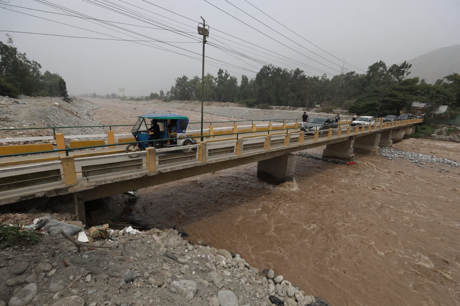 Alerta por la crecida del río Rimac que podría afectar al Puente Girasoles (Morón) en el distrito de Lurigancho-Chosica, cuya estructura se encuentra afectada por anteriores aumentos de caudal en temporada de lluvias.