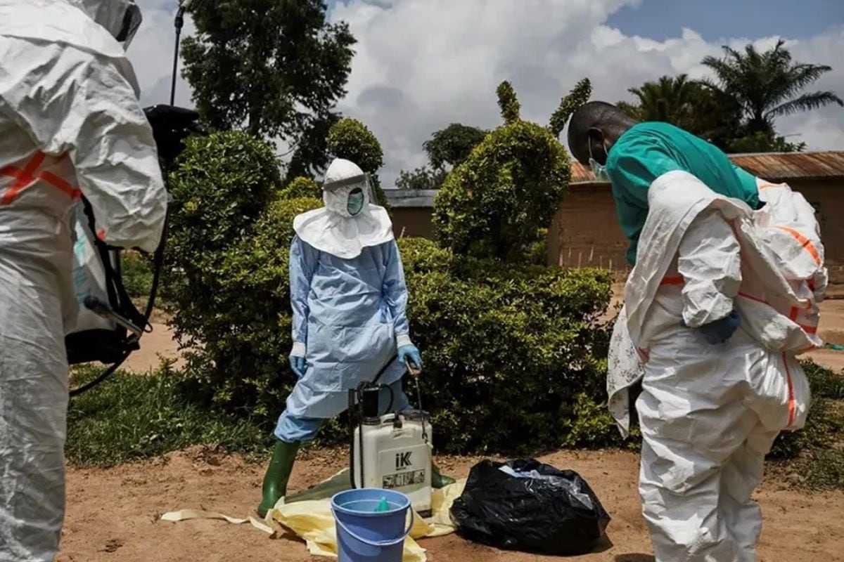 Un equipo sanitario desinfecta y descontamina la vivienda de Paliku Simiwira, RD Congo. Foto: EFE/EPA/Hugh Kinsella Cunningham