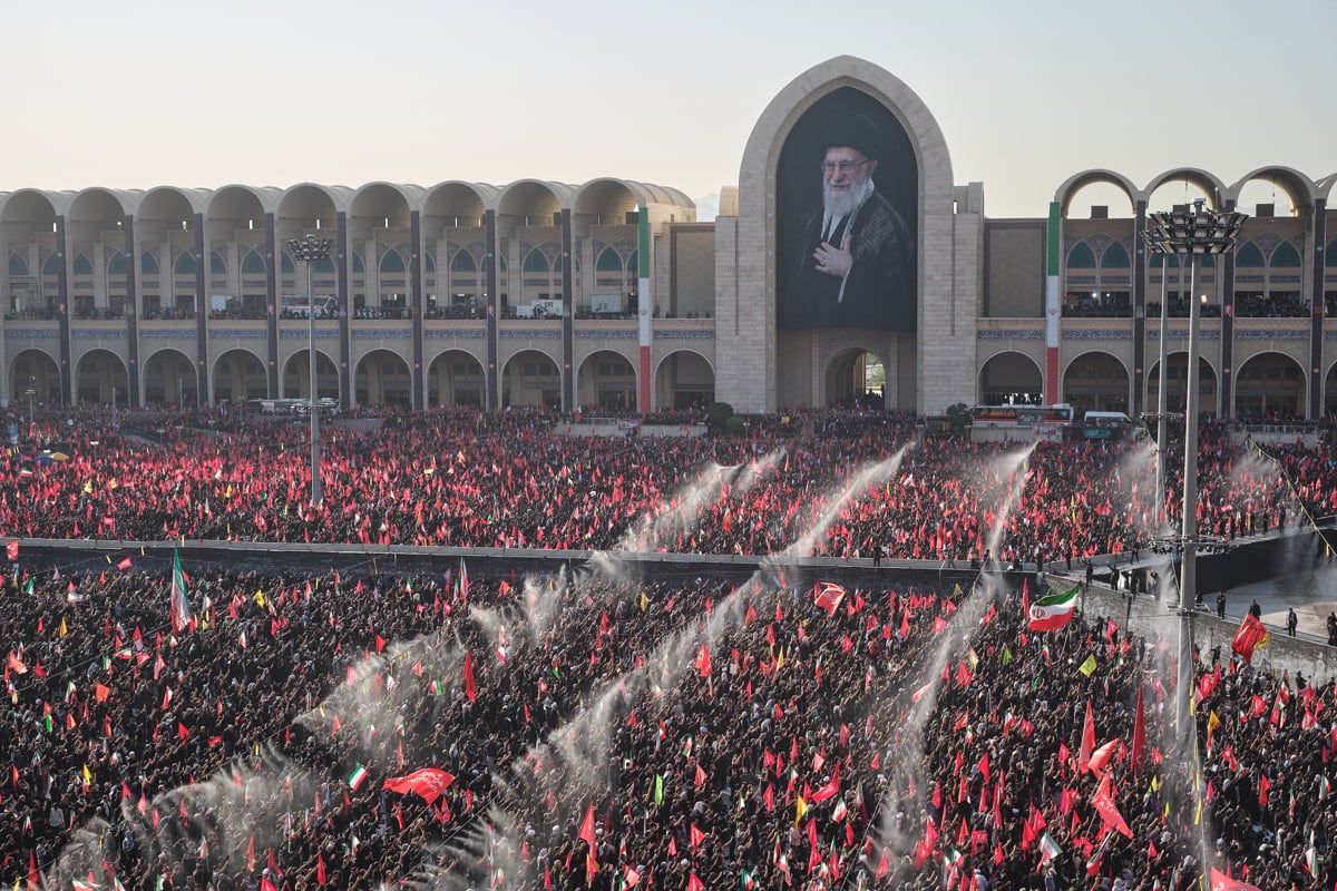Docenas de miles de personas participan en los rezos funerarios del asesinado líder supremo de Irán Alí Jameneí en la mezquita Mosala de Teherán (Irán) este domingo. Irán celebró el rezo fúnebre por el asesinado líder supremo Alí Jameneí que contó con la participación de decenas de miles de personas, entre ellos altos cargos del país, en el segundo día de los funerales públicos en el resonaron las llamados de venganza contra Estados Unidos e Israel. EFE/Jaime León