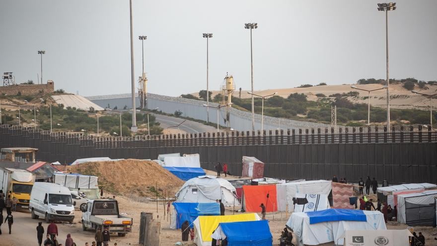 Funeral por los palestinos muertos tras los ataques israelíes al hospital de Naser. Foto: EFE