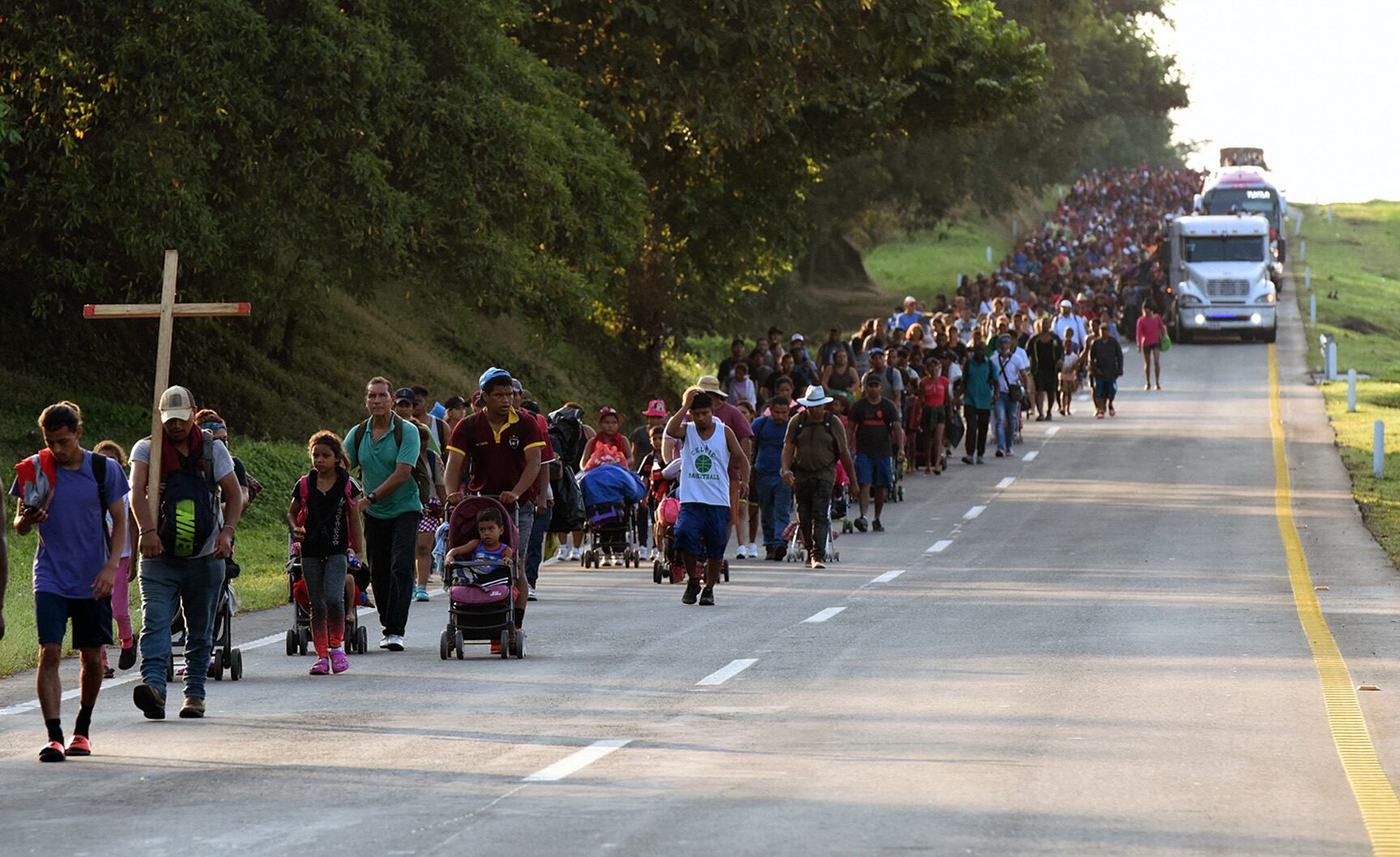 Migrantes que se dirigen en una caravana a Estados Unidos caminan hacia la Ciudad de México para solicitar asilo y estatus de refugiado, el 1 de noviembre de 2021. (Foto referencial, ISAAC GUZMÁN / AFP).