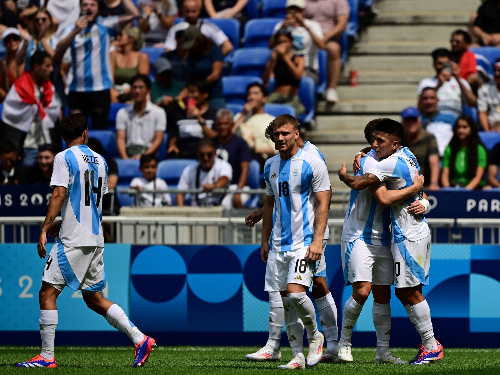 Argentina venció 3-1 a Irak en el Groupama Stadium. (Foto: AFP)