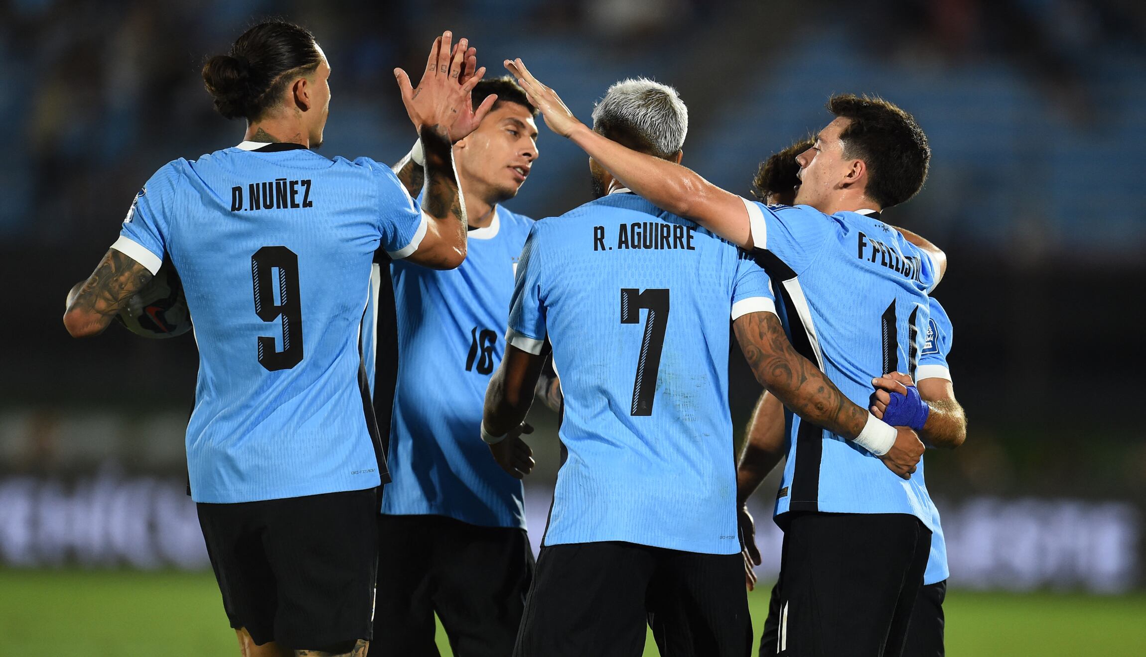 Uruguay venció 2-1 a Colombia en el Centenario de Montevideo y escala al segundo lugar de las Eliminatorias 2026. (Foto: AFP)