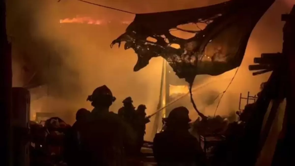 Villa El Salvador: incendio de gran magnitud consume almacén de reciclaje