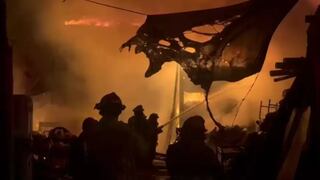 Villa El Salvador: incendio de gran magnitud consume almacén de reciclaje