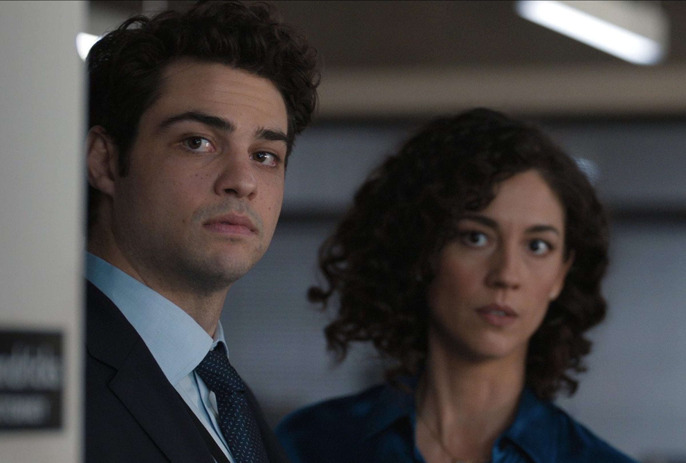 Noah Centineo como Owen Hendricks y Kaylah Zander como Amelia Salazar en una escena de la serie de espionaje "The Recruit" (Foto: Entertainment One / Hypnotic Production / Netflix)