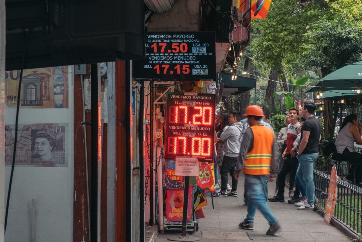 Los operadores prevén que México comience a bajar las tasas en el último trimestre del año, otros países latinoamericanos ya iniciaron sus propios ciclos de relajación.(Foto: Bloomberg)