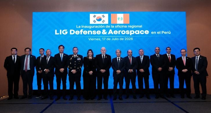 Representantes de LIG Defense & Aerospace, así como del gobierno y las fuerzas armadas de Perú durante una ceremonia que marcó la apertura de la oficina regional de la compañía coreana en Lima.