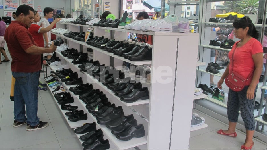 La afluencia en comercios de moda infantil y accesorios, y de calzado, anotó los mayores aumentos en febrero por campaña escolar.(FOTOS Y VIDEO: Isabel Medina / Trome).