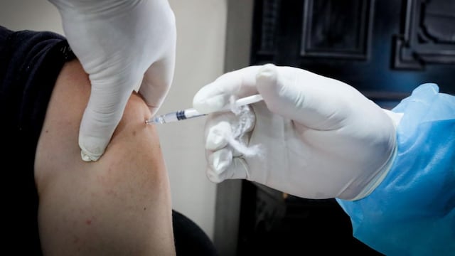 Vacunación COVID-19: solo hoy se aplicará segunda dosis a personal de salud de Lima Centro