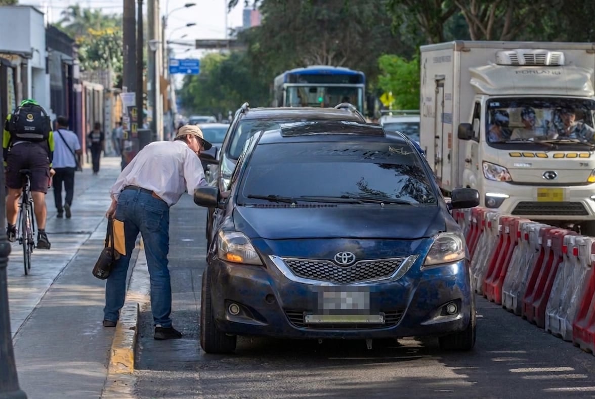Los taxi colectivo invaden la vía exclusiva del Corredor Azul en la avenida Arequipa. (Foto: Fernando Sangama/GEC, editada con Gemini por Diario Gestión)