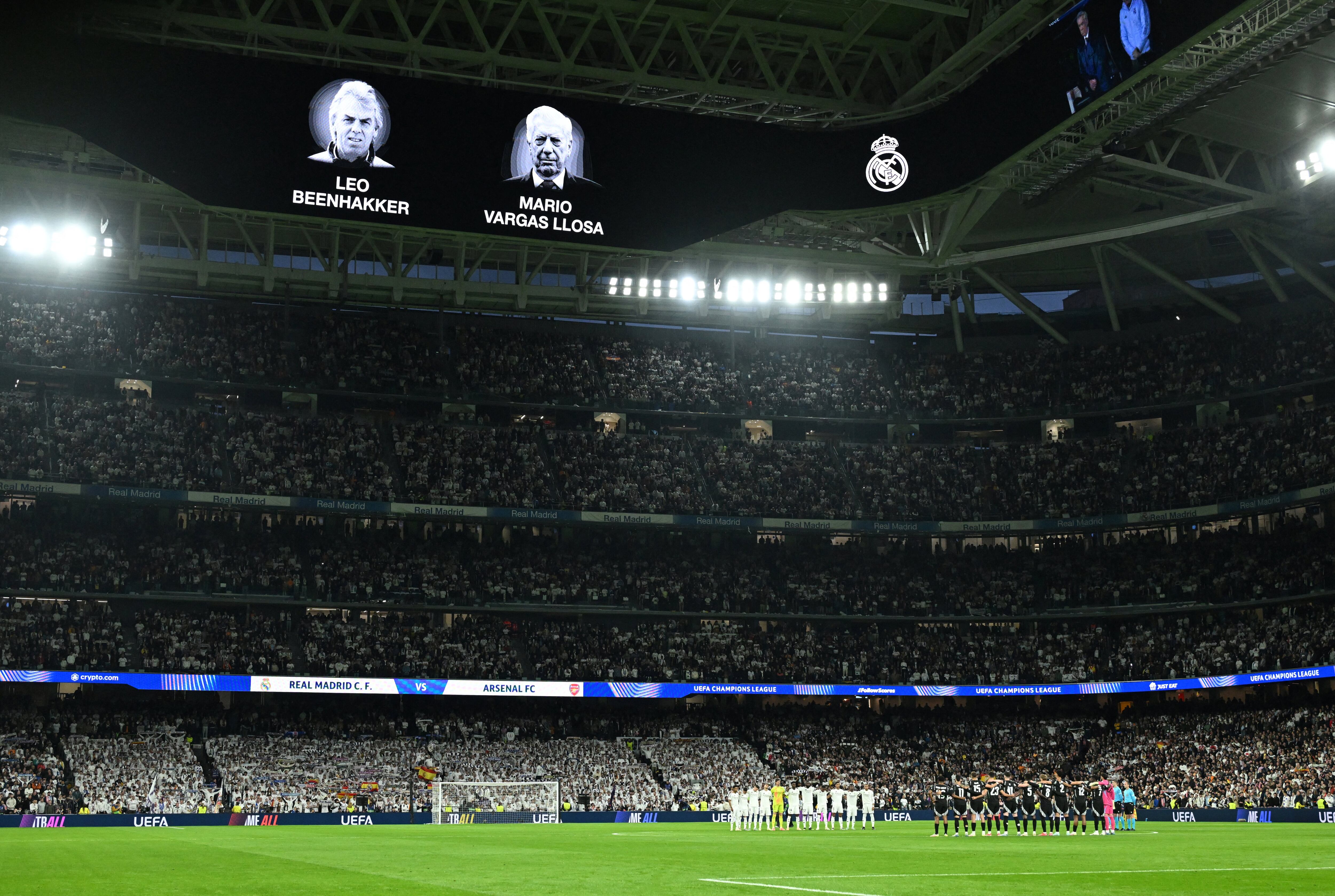 Real Madrid realizó un minuto de silencio tras la muerte de Mario Vargas Llosa, escritor, periodista y político peruano, considerado una de las figuras más influyentes de la literatura en español del siglo XX y XXI. (Foto: AFP)