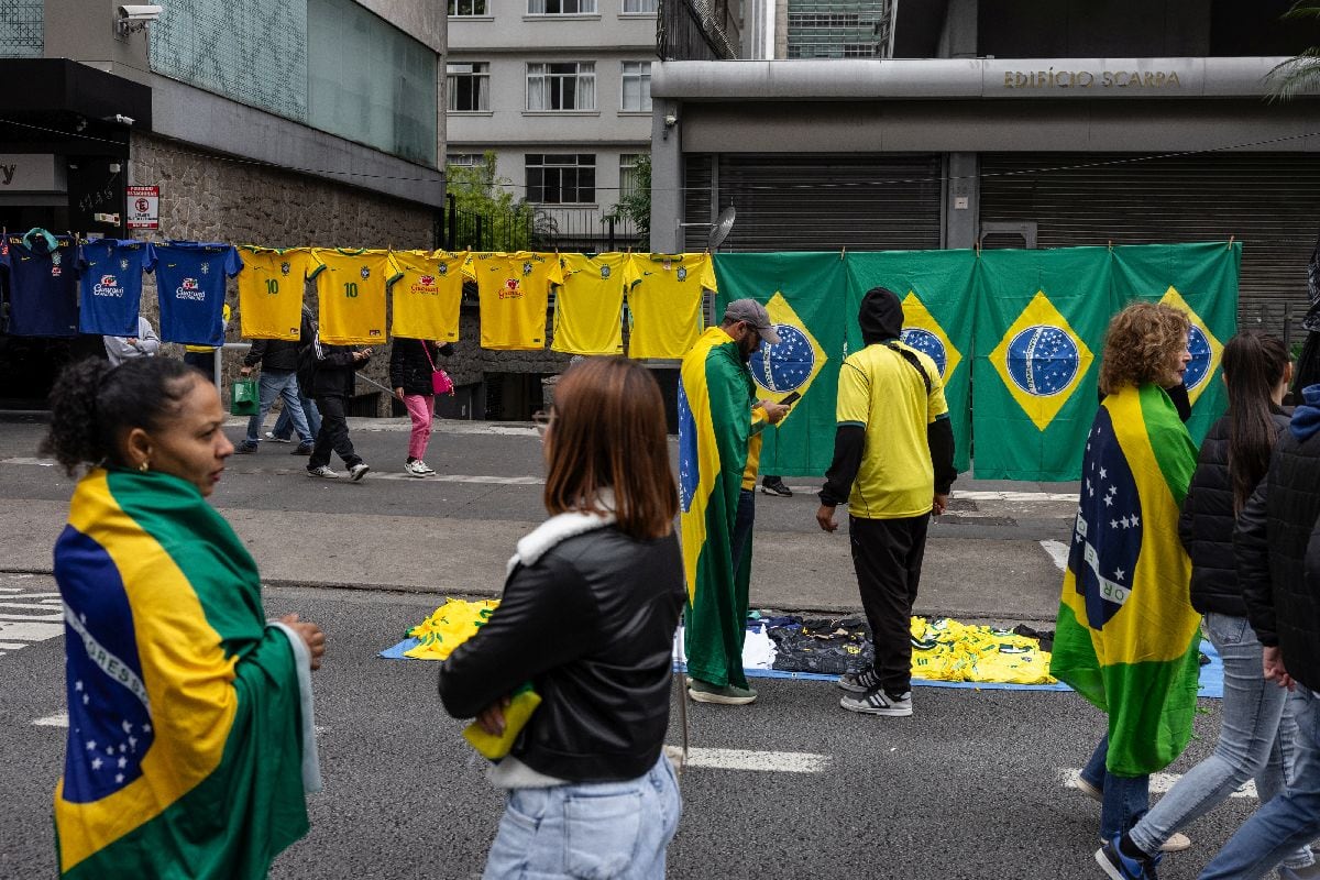 Camisetas y banderas de Brasil a la venta durante un mitin de campaña con motivo del Día de la Independencia —en el que no aparece el candidato presidencial brasileño Flávio Bolsonaro— celebrado en São Paulo, Brasil, el lunes 7 de septiembre de 2026.
