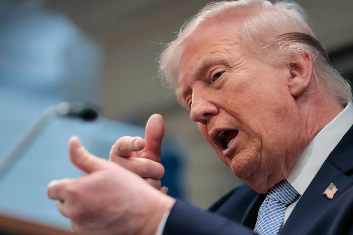 El presidente estadounidense Donald Trump simula disparar un arma mientras habla sobre el conflicto en Irán en la Sala de Prensa James S. Brady de la Casa Blanca el 6 de abril de 2026 en Washington, D.C. Foto: Kent Nishimura / AFP