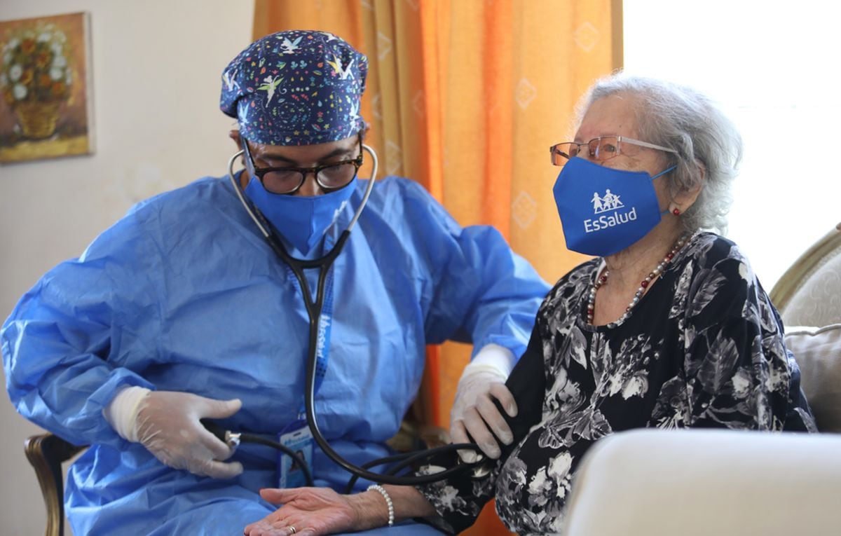 Especialistas visitan a pacientes mayores de 100 años para brindarles una atención más especializada (Foto: EsSalud)