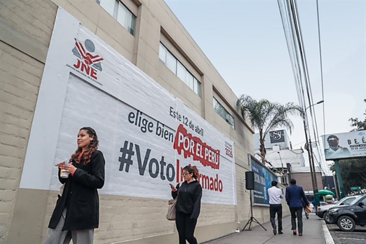 El titular del JNE indicó que unas 2,000 personas reportaron no haber votado por problemas operativos. Foto: Andina.