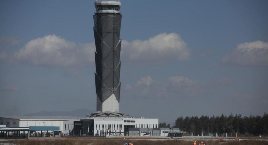 Vista de la torre de control del nuevo Aeropuerto Internacional Felipe Ángeles, en las afueras de la Ciudad de México. (Foto: AP/Ginnette Riquelme, Archivo)