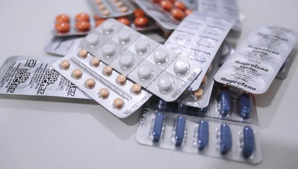 Es discutible que se exija tener medicamentos genéricos a las farmacias privadas.