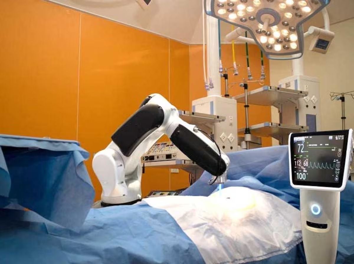 En el sector salud, si una clínica implementa una herramienta de IA para analizar radiografías pulmonares y sugerir prediagnósticos, el sistema no puede emitir un informe clínico ni una receta de manera automática". (Foto Minsa)