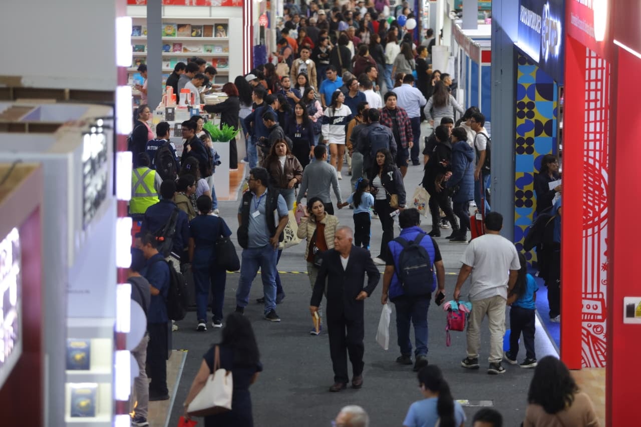 Primer día de la Feria del Libro de Lima, que se lleva a cabo en el Centro de Exposiciones del Jockey. Fotos: Antonio Melgarejo/ @photo.gec