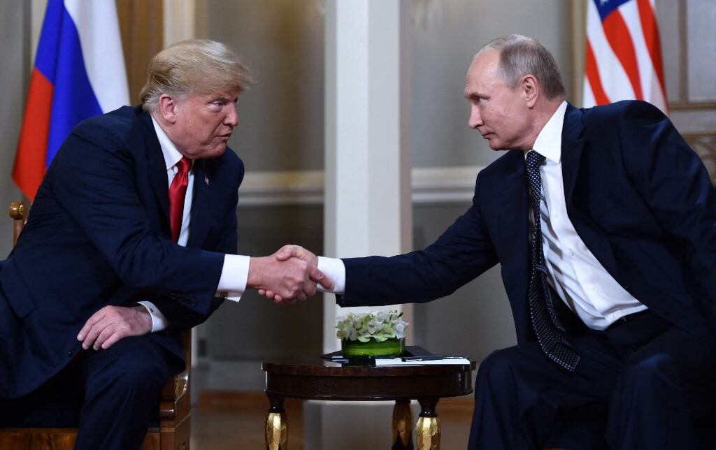 (ARCHIVOS) El presidente ruso, Vladimir Putin (der.), y el presidente estadounidense, Donald Trump, se estrechan la mano antes de una reunión en Helsinki el 16 de julio de 2018. El presidente estadounidense, Donald Trump, anunció el 8 de agosto de 2025 que se reuniría con su homólogo ruso, Vladimir Putin, el 15 de agosto en Alaska, ya que el multimillonario republicano espera ayudar a mediar para poner fin a la guerra en Ucrania. (Foto de Brendan Smialowski / AFP)