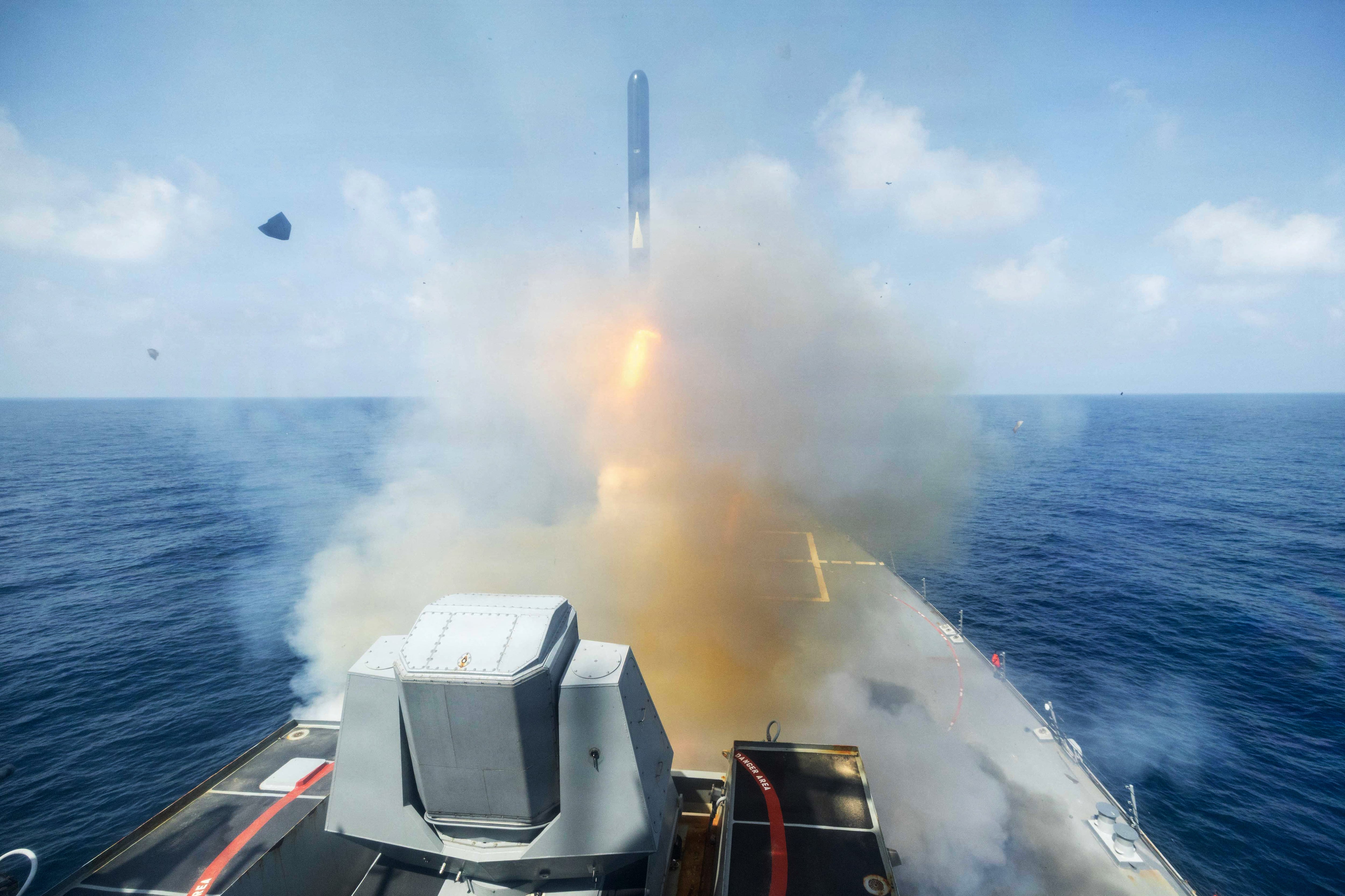 El destructor de misiles guiados clase Arleigh Burke, el USS Spruance (DDG 111), dispara misiles de ataque terrestre Tomahawk en apoyo de la Operación Furia Épica contra Irán. (CENTCOM) / AFP).