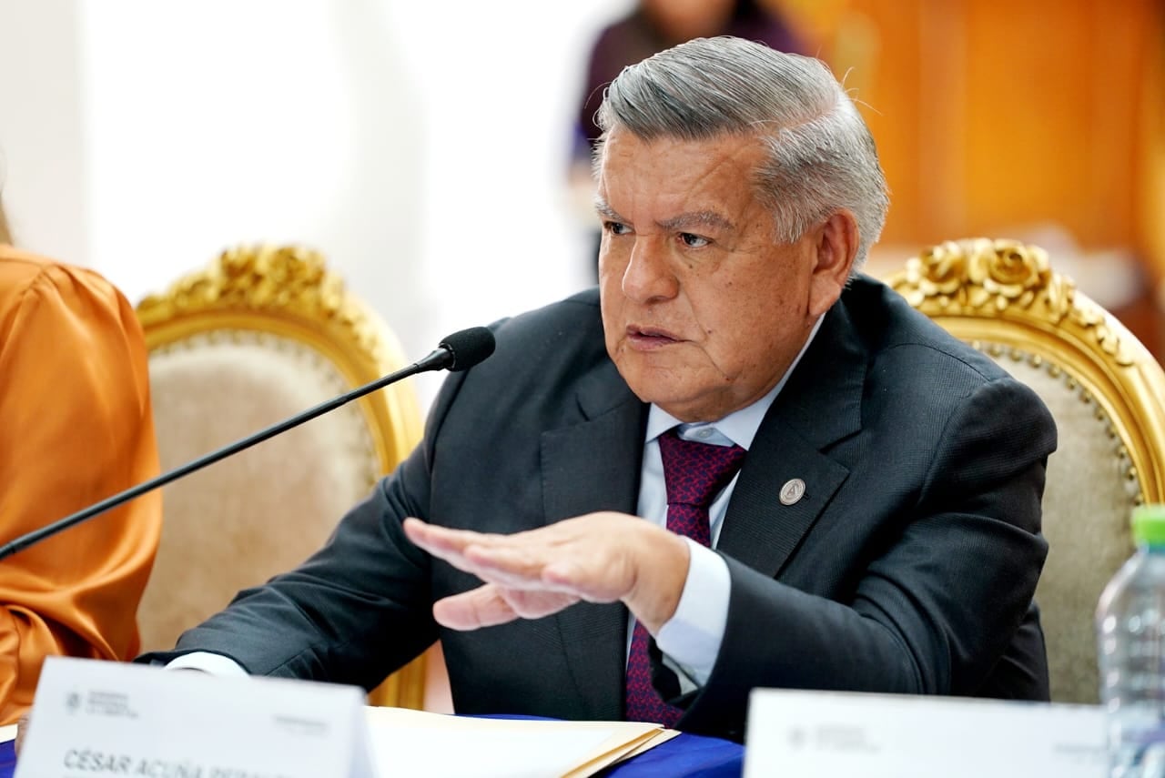 César Acuña señaló que pedirá explicaciones internas sobre cómo se permitió la inscripción de estos candidatos en las listas electorales. Foto: X.