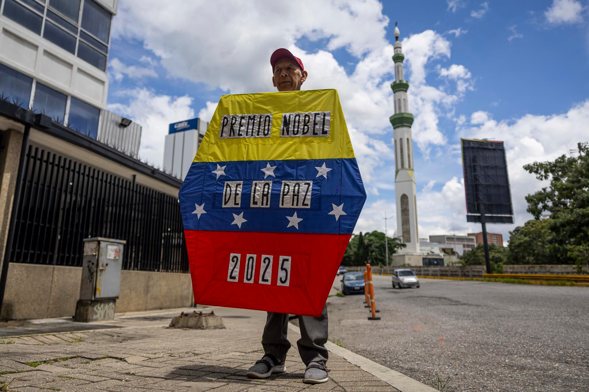 El activista Rafael Araujo en Caracas sosteniendo una cometa que hace referencia al premio Nobel de la Paz 2025 otorgado a María Corina Machado. (Foto: EFE/ Miguel Gutiérrez)