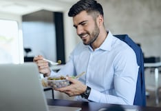 El peligro de calentar tu comida en la oficina dentro de sus envases de plástico