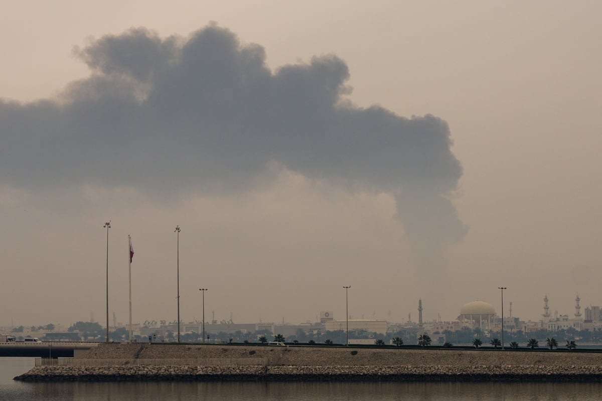 Una columna de humo se eleva tras un presunto ataque iraní contra depósitos de combustible en Muharraq, Baréin, el 12 de marzo de 2026. (Fadhel MADHAN / AFP) /