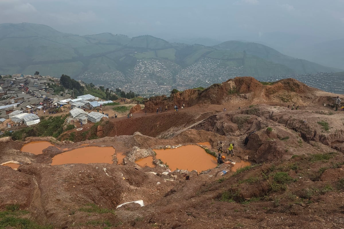 Mineros trabajando en una mina de coltán a cielo abierto en Rubaya, República Democrática del Congo, el 30 de enero de 2026. (AFP)
