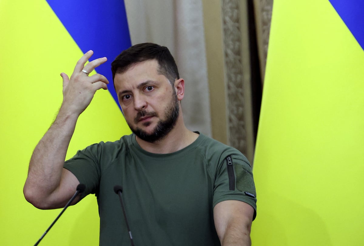 Volodymyr Zelenski afirmó que Ucrania está dispuesta a suspender los ataques contra instalaciones energéticas rusas, pero acusó a Moscú de continuar los bombardeos contra objetivos de su país. (Photo by Dimitar DILKOFF / AFP)