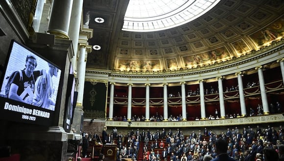 La Asamblea Nacional francesa, en París, guarda un minuto de silencio en memoria del asesinado profesor Dominique Bernard el 17 de octubre de 2023 (Foto: AFP)