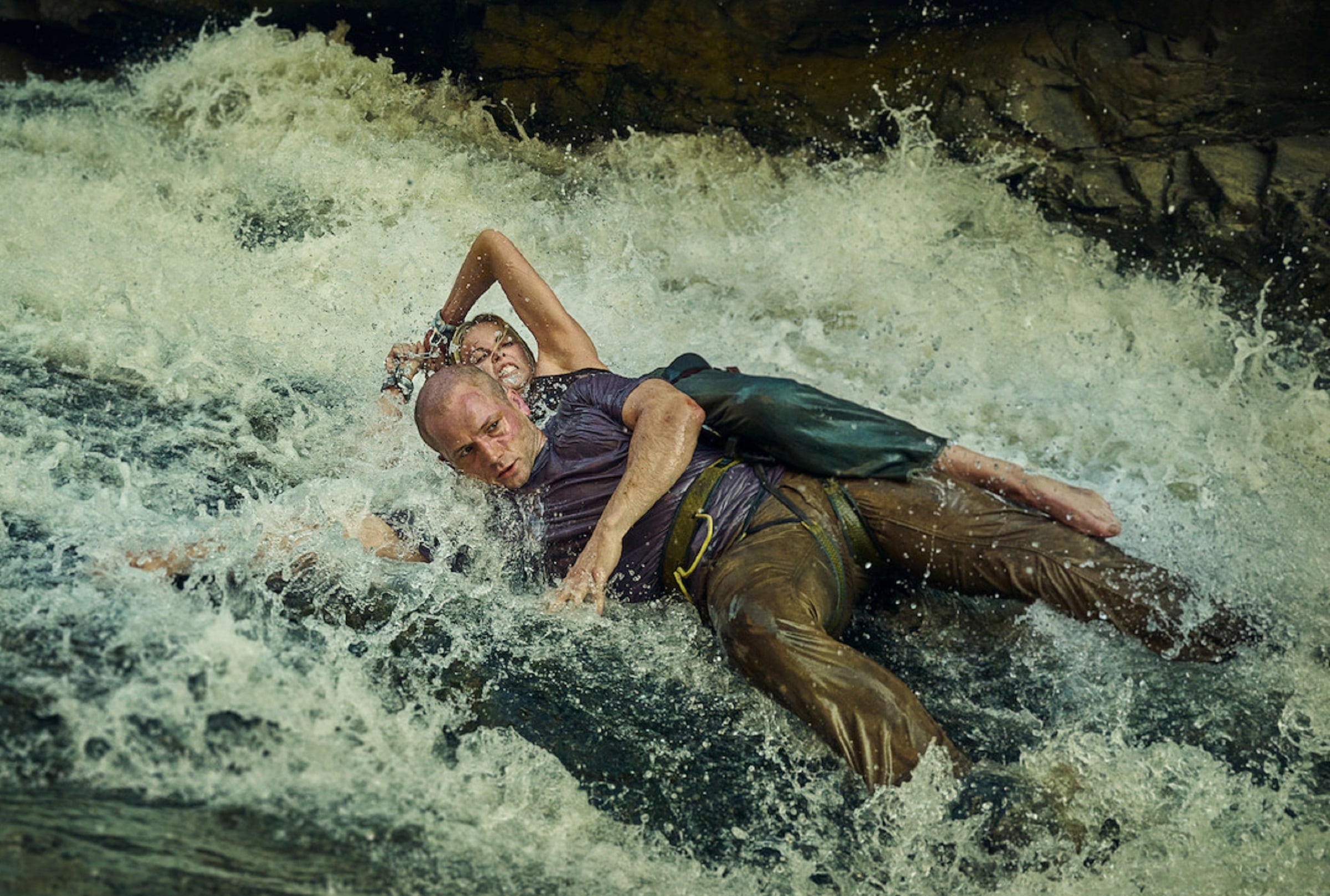 Sasha (Charlize Theron) lucha contra Ben (Taron Egerton) para sobrevivir en la película de acción y suspense "Apex" (Foto: Netflix)