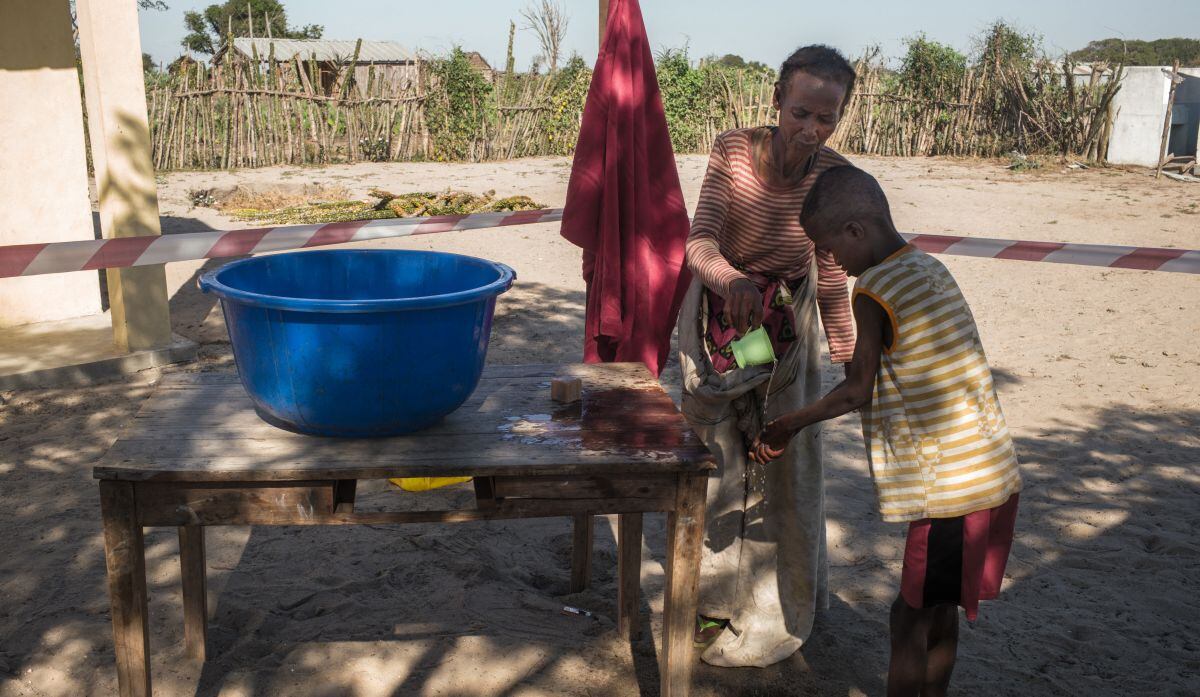 Las cifras han aumentado drásticamente desde 2020 debido al aumento de conflictos en todo el mundo, fenómenos meteorológicos extremos y las interrupciones de la cadena de suministros. (Foto: RIJASOLO / AFP)