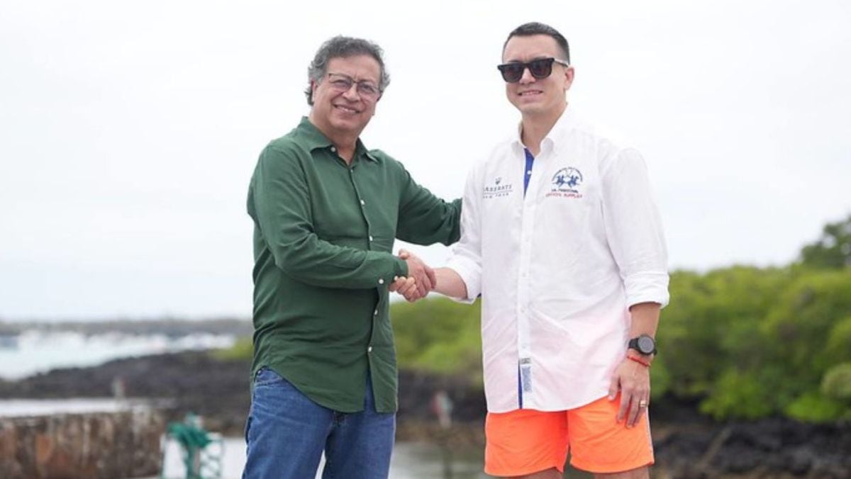 El presidente ecuatoriano Daniel Noboa fue criticado por usar shorts (bermudas) y una camiseta ligera en una reunión climática en Galápagos, especialmente en un encuentro con el presidente colombiano Gustavo Petro, lo cual generó debate sobre la formalidad y la distracción de temas serios, a pesar de ser un atuendo adecuado para el clima cálido de las islas. Foto: Flickr/ Presidencia de la República