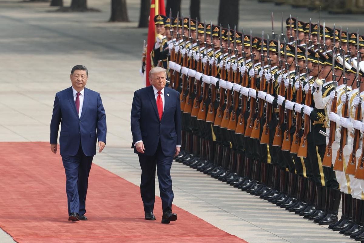 El presidente chino Xi Jinping inspecciona una guardia de honor junto al presidente estadounidense Donald Trump durante una ceremonia de bienvenida en el Gran Salón del Pueblo en Pekín, China, el 14 de mayo de 2026. Foto: EFE/EPA/Maxim Shemetov / POOL
