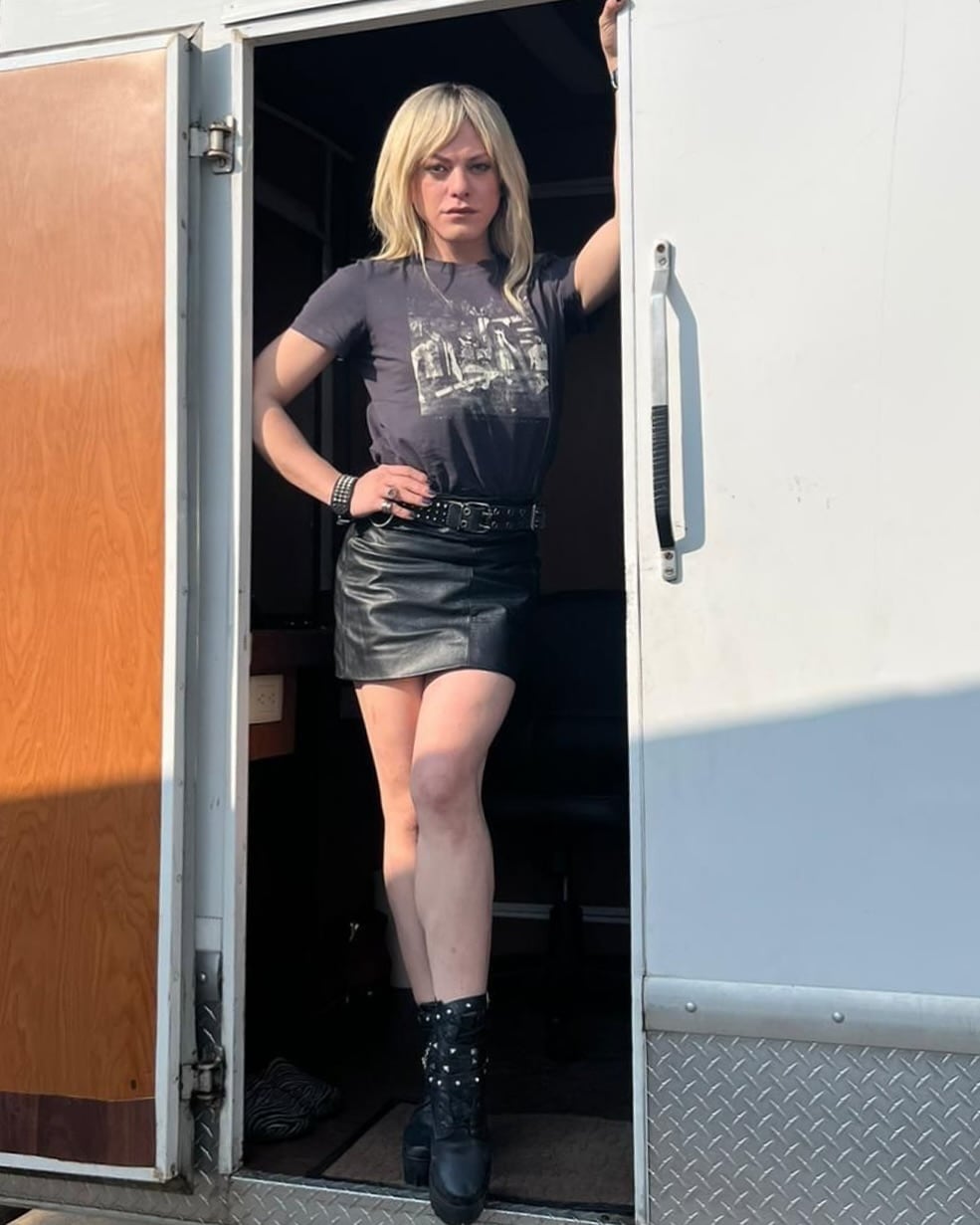 Daniela Vega interpreta a Charlize en la película "Technoboys". Aquí, en el detrás de cámaras de la cinta (Foto: @dani.vega.h / Instagram)