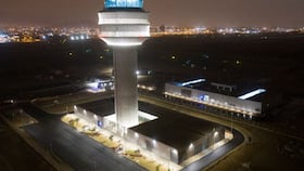 El exceso de reflejo en los vidrios de la torre de control del aeropuerto puso en riesgo la seguridad de las operaciones, especialmente durante la noche, reportó Ositrán. (Fuente: Andina)