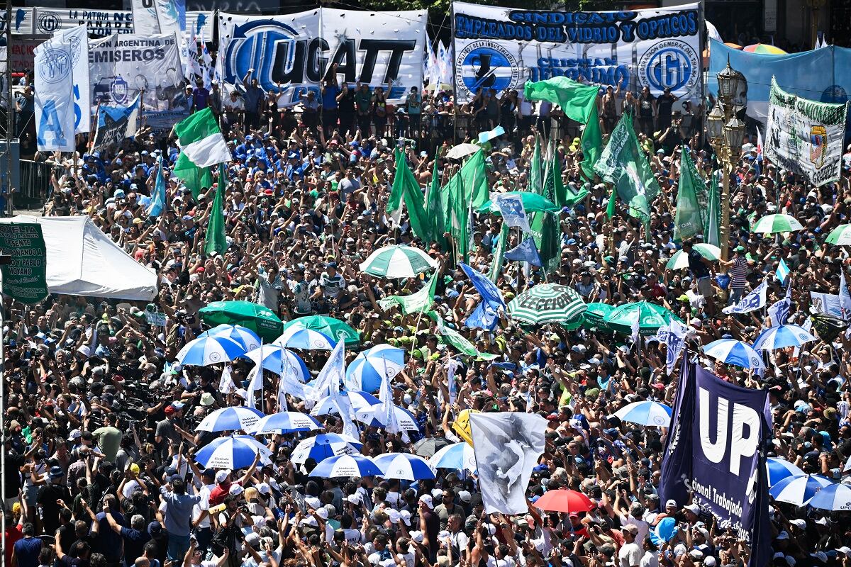 Gente participa en una manifestación frente al Congreso argentino durante un paro nacional contra el gobierno de Javier Milei en Buenos Aires, el 24 de enero de 2024. (Foto de Luis ROBAYO / AFP)