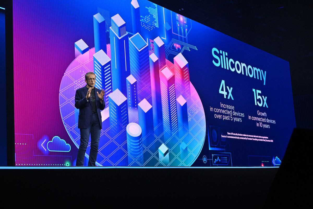 El director ejecutivo de Intel, Pat Gelsinger, presenta “Siliconomy” el martes 19 de septiembre de 2023 en Intel Innovation en San José, California. (Crédito: Intel Corporation)