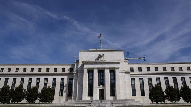 Fed revisa al alza previsiones de crecimiento y mantiene tasas próximas a 0%
