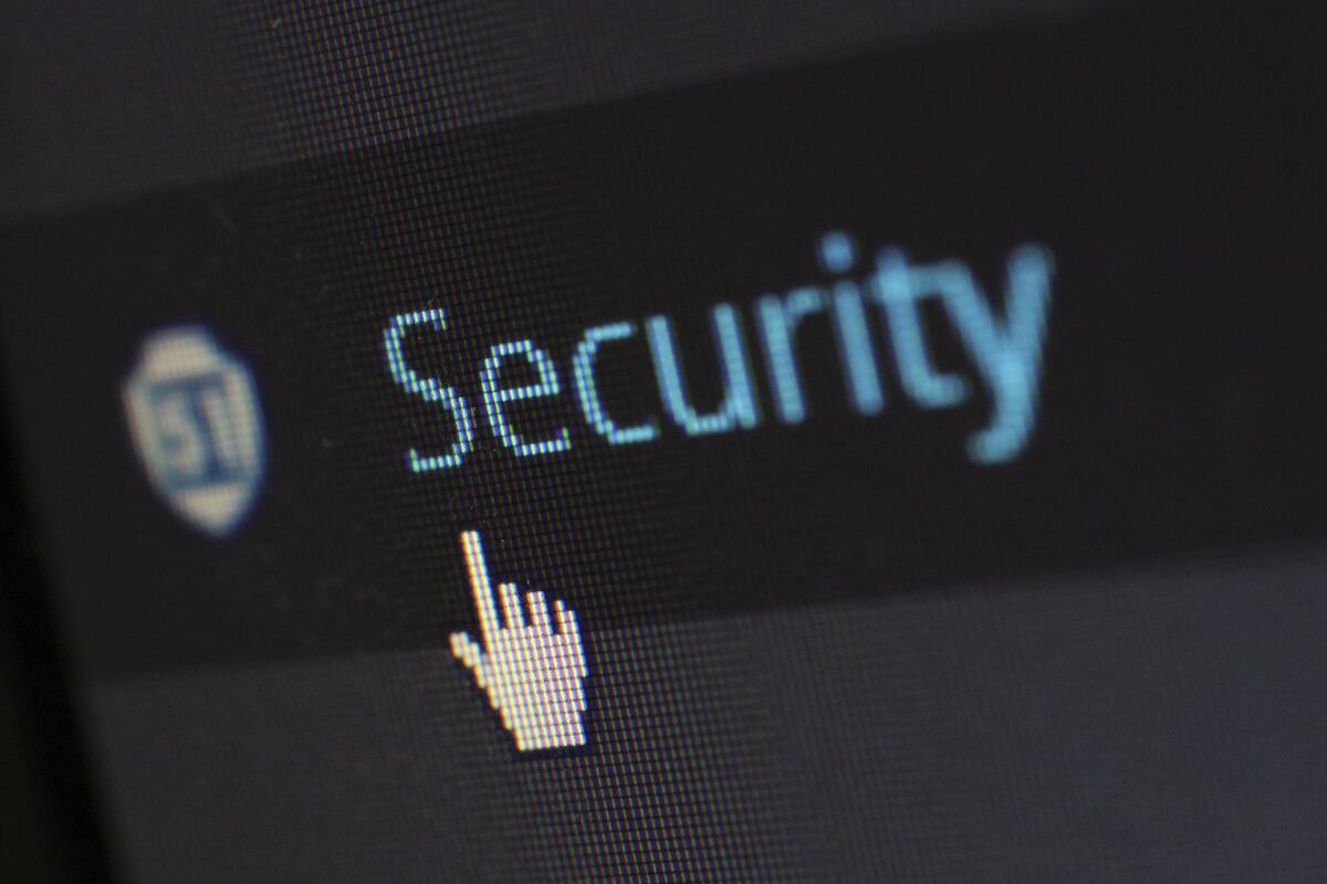 Un ámbito en donde los sesgos cognitivos son altamente riesgosos para las organizaciones es el de la ciberseguridad.