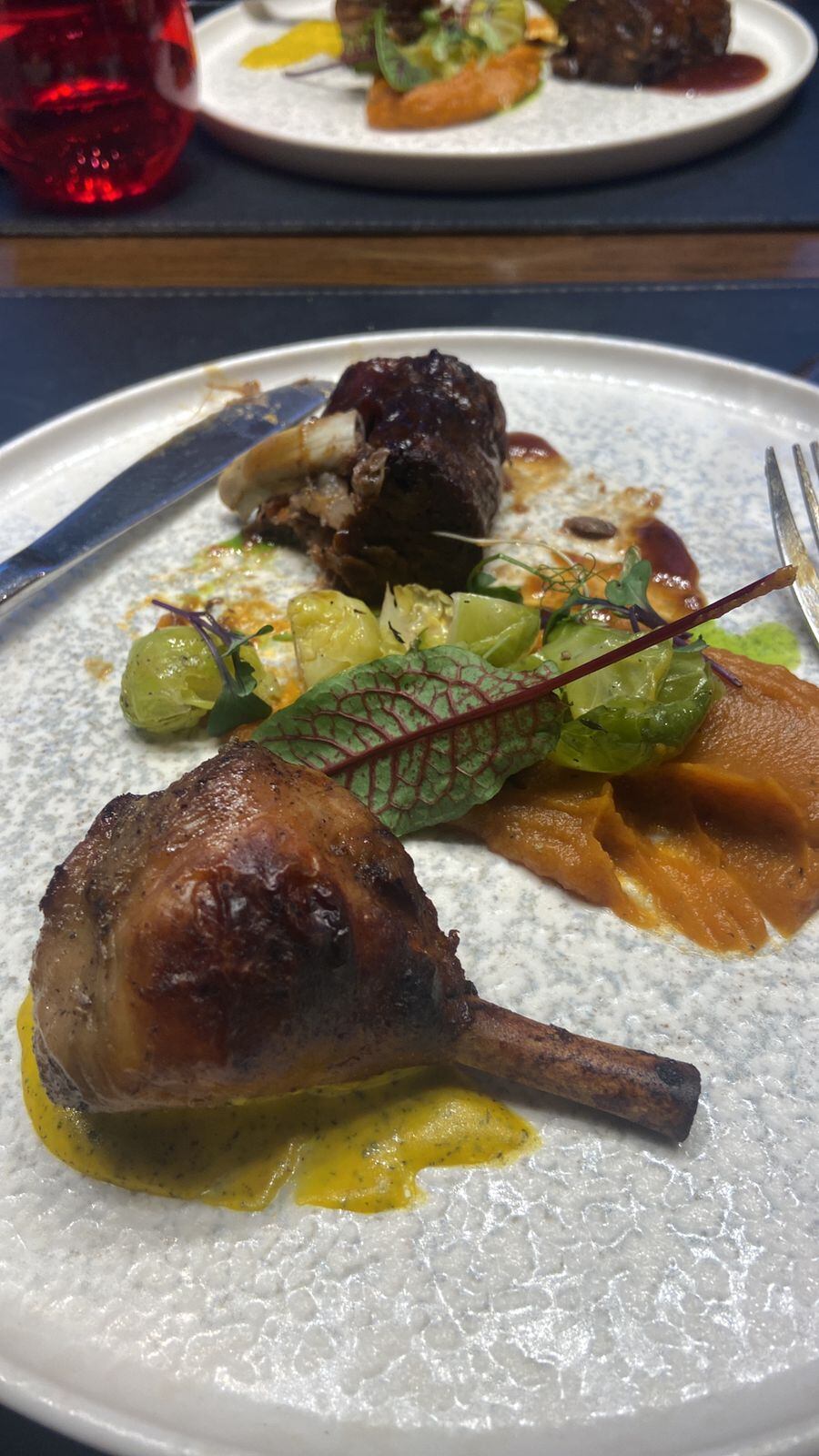 Secondo Piatto: cordero patagónico y pollo a la brasa.