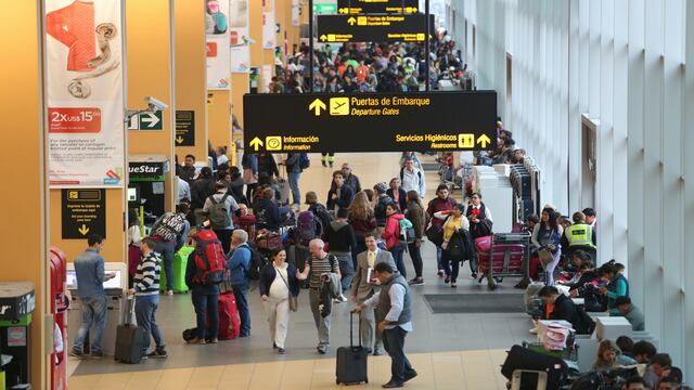 Tráfico aéreo de pasajeros nacionales superará los 12 millones al cierre del 2023