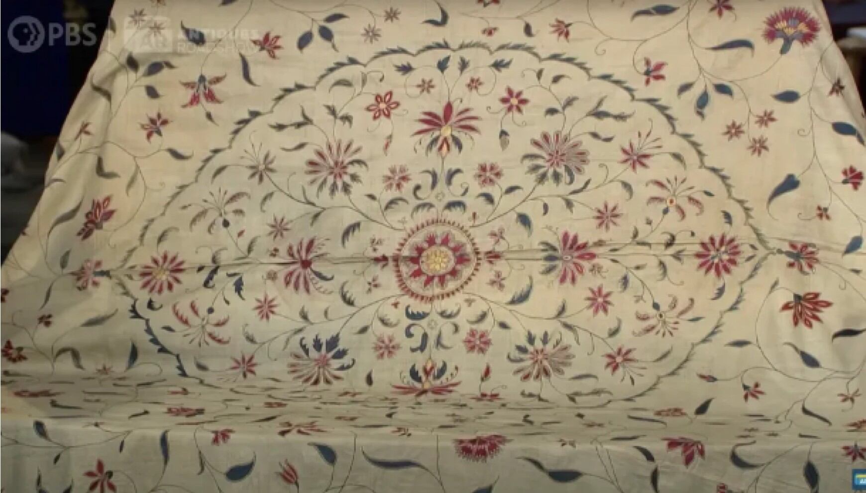 El diseño floral y el tamaño de la pieza sorprendieron a un tasador de Antiques Roadshow. (PBS)