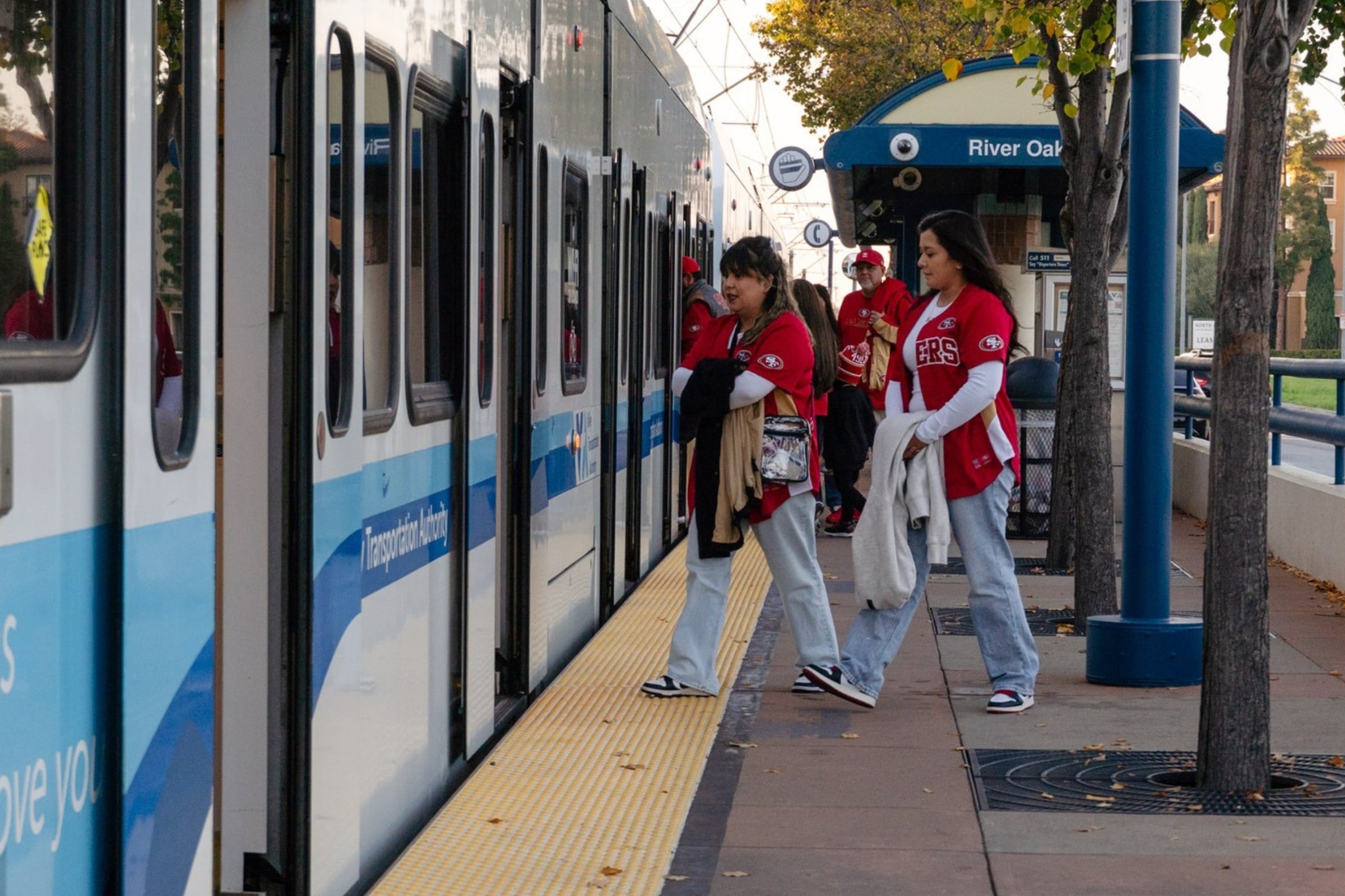 Fanáticas de la NFL usando el servicio del light rail para llegar al Levi's Stadium (Foto: VTA)