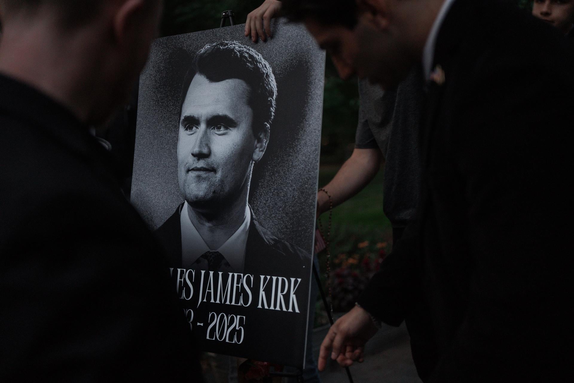 Miembros del Club de Jóvenes Republicanos de Nueva York sostienen un retrato de Charlie Kirk durante una vigilia en honor del activista conservador estadounidense y fundador de Turning Point USA. (EFE/EPA/OLGA FEDOROVA).