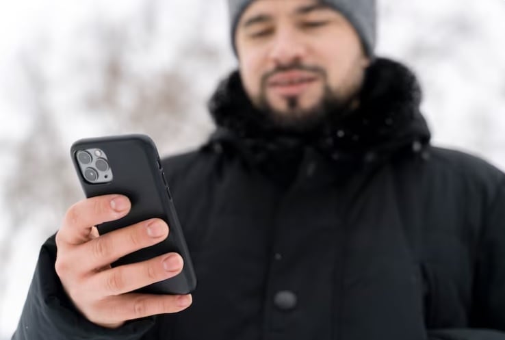 Agencias del gobierno de EE. UU., como los CDC, recomiendan mantener el dispositivo cargado y contar con baterías portátiles. (Foto referencial: Freepik)